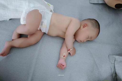 惠东宝宝褶皱处擦粉还是油
